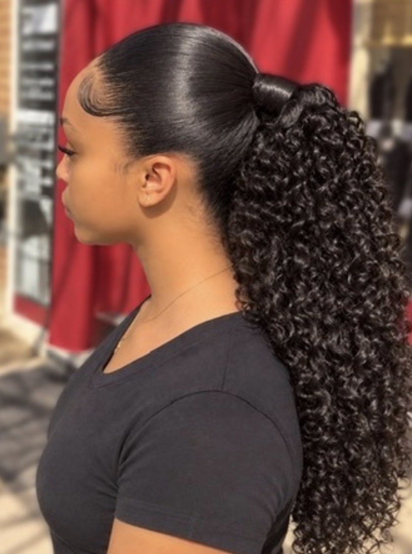 Sleek curly ponytail by Dee